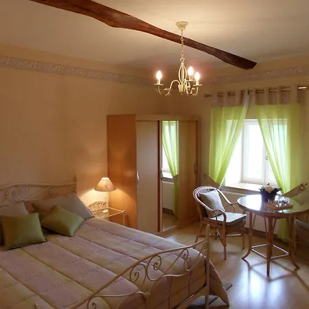 Aux 3 Sapins Bed & Breakfast 3*